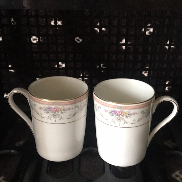 christopher stewart Other - Christopher Stewart Spring Crest Coffee Mugs